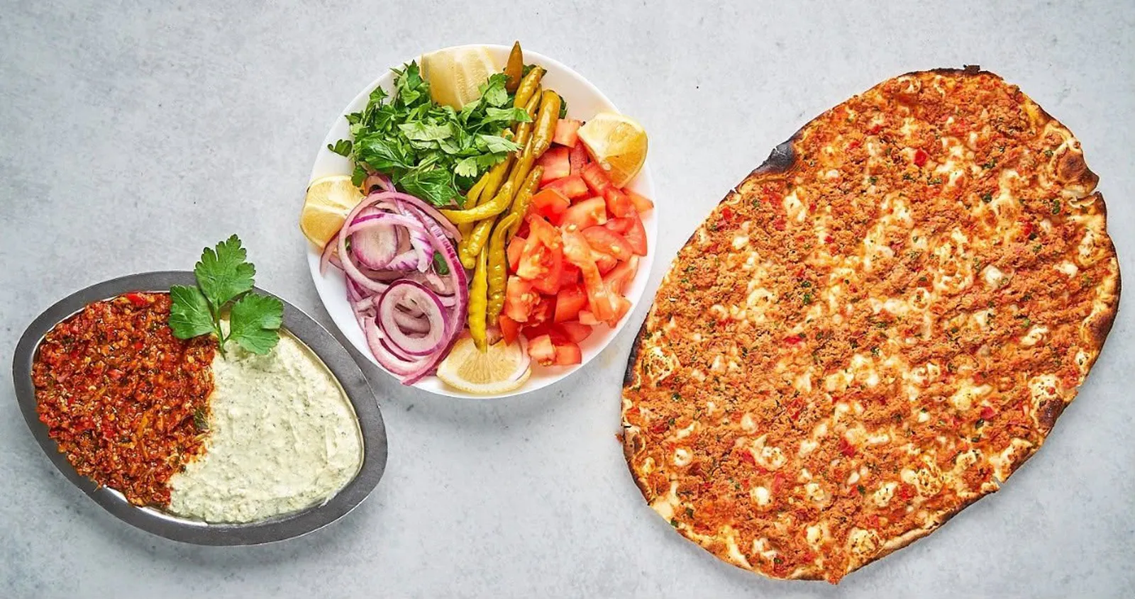 Lahmacun mit Salat